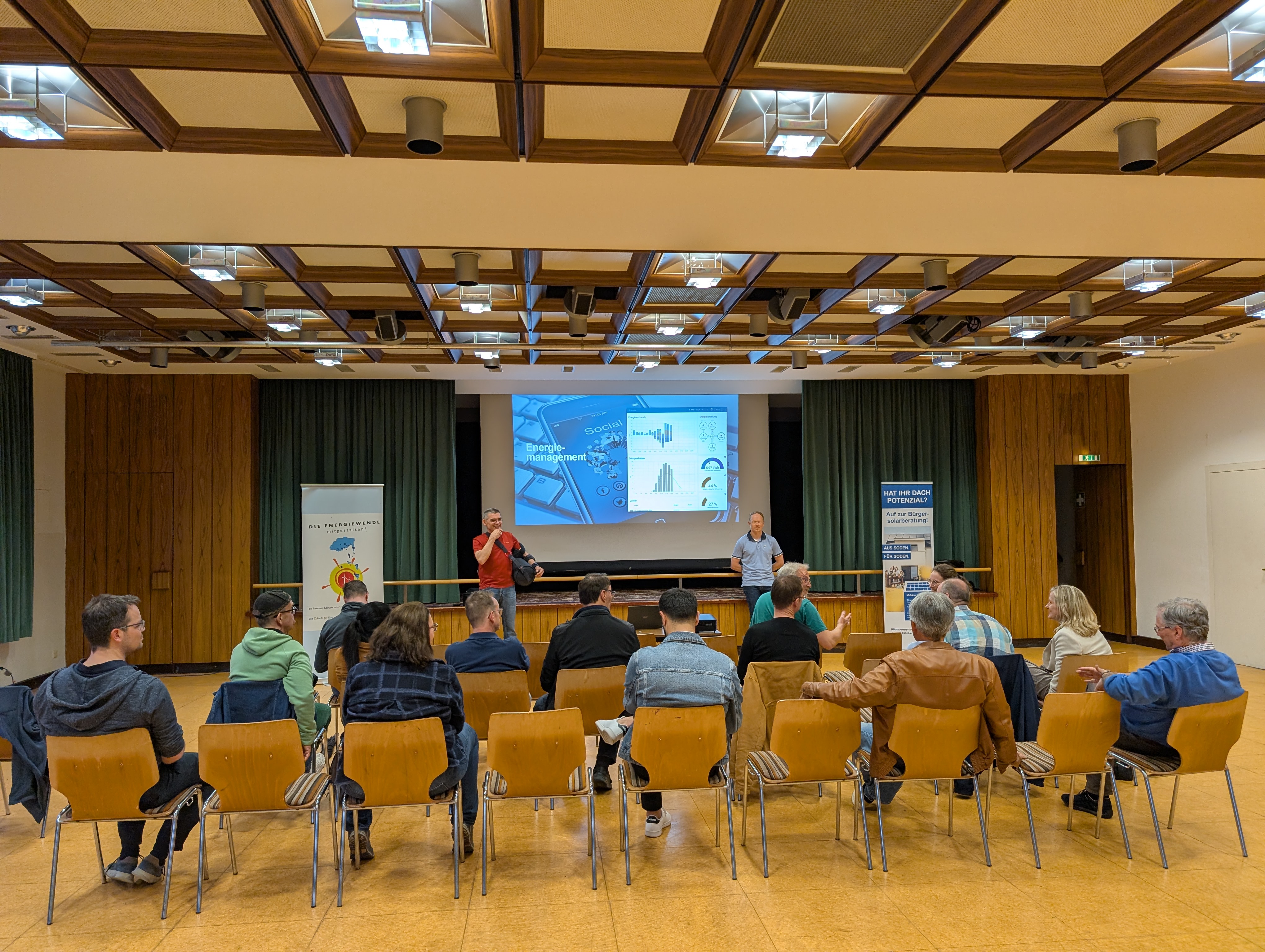Besucherinnen und Besucher bei der Bürgersolarberatung von hinten fotografiert